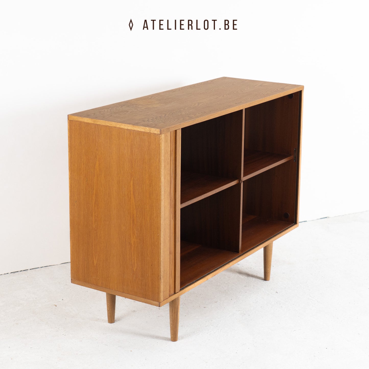 Vintage platenkast met jaloeziedeur