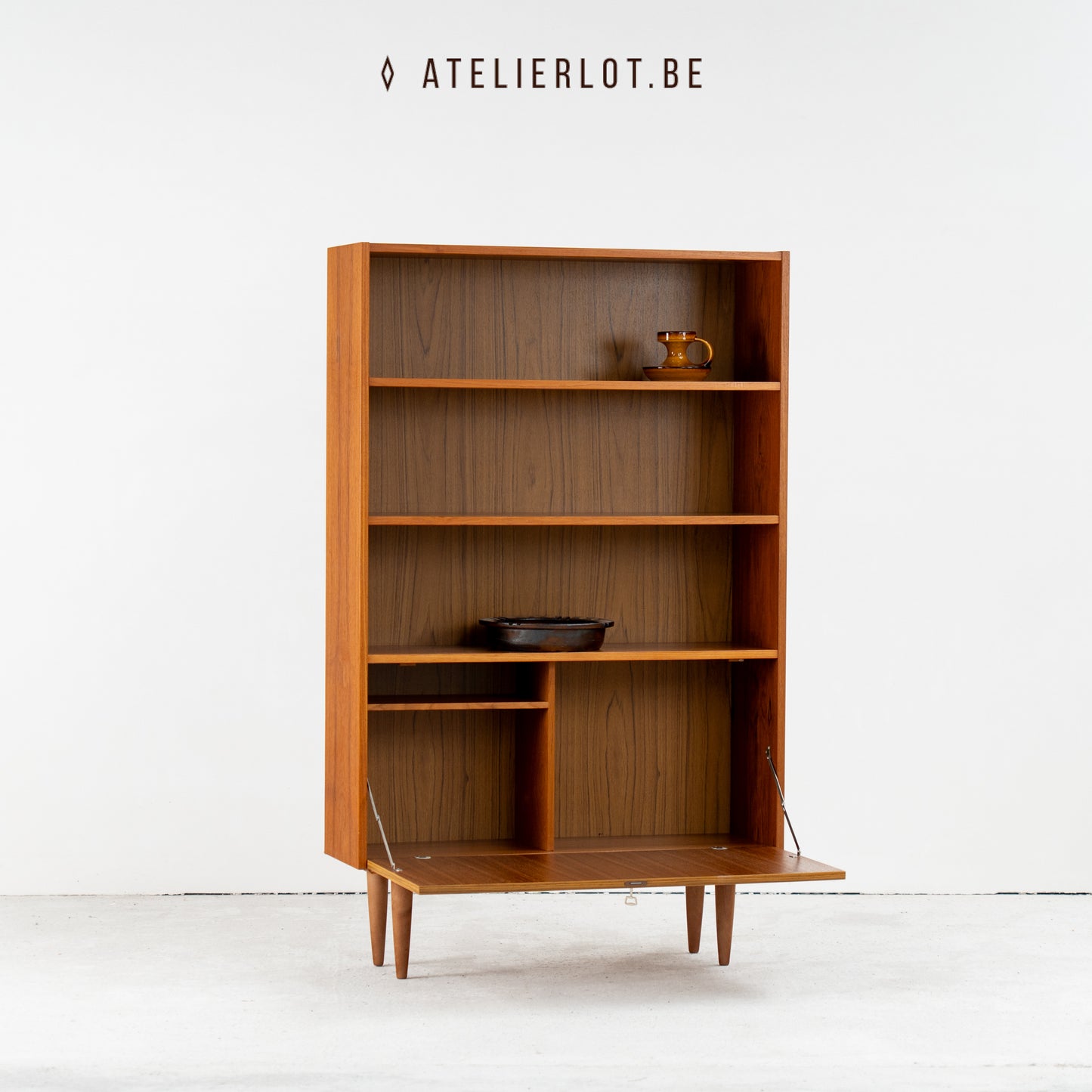 Deense boekenkast met klepdeur