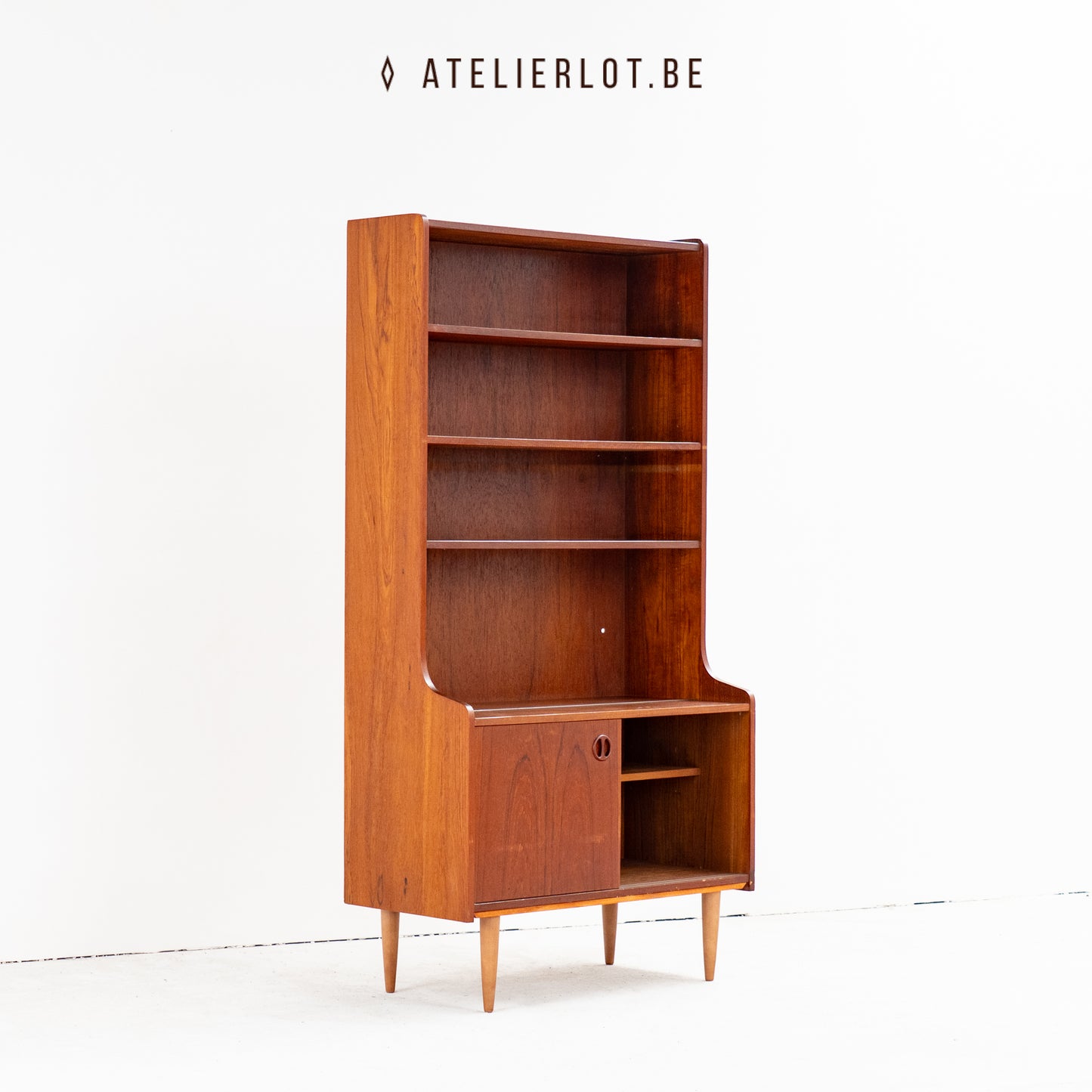 Hoge boekenkast met schuifdeuren