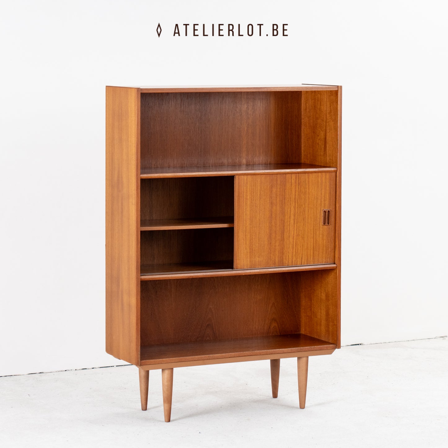 Deense boekenkast met schuifdeuren