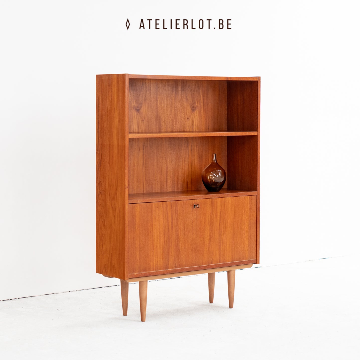 Deense boekenkast met klepdeur 2