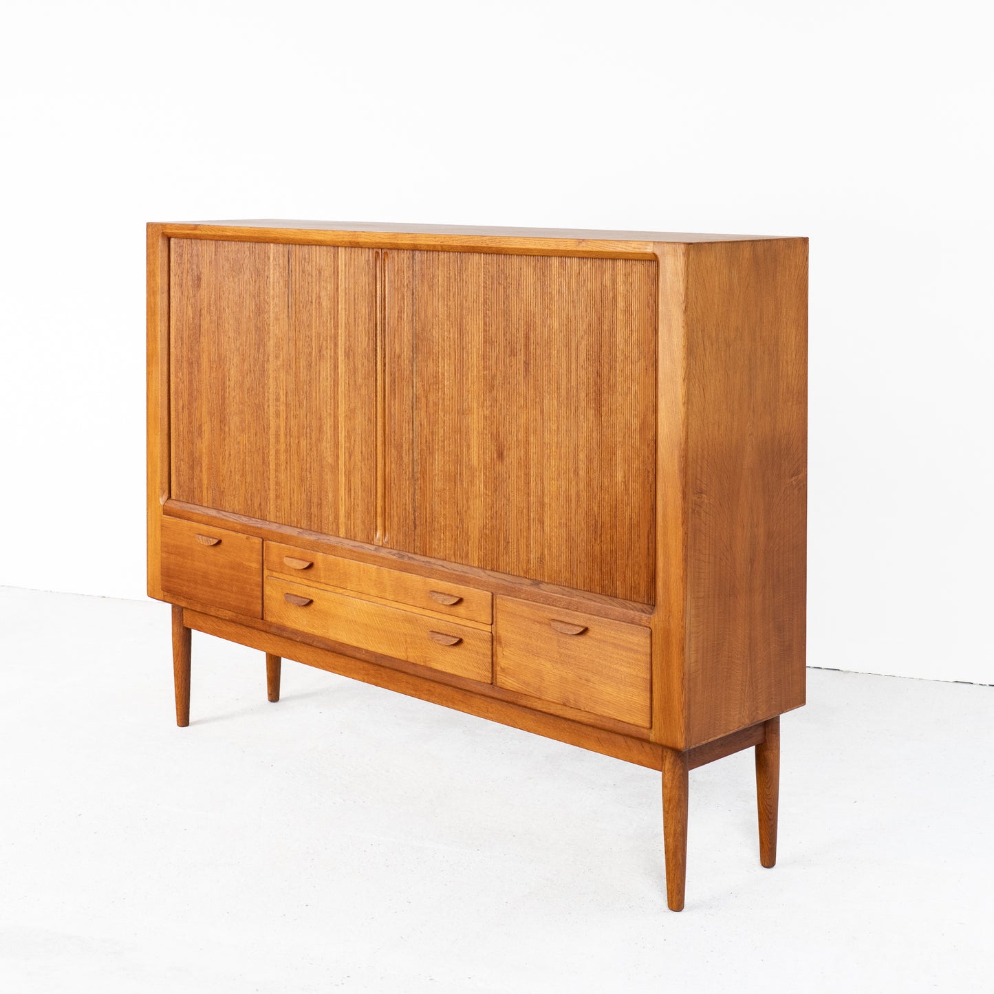 Deens Design Highboard met jaloeziedeuren – Chr. L. Larsen & Søn