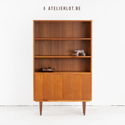 Boekenkast met klepdeur