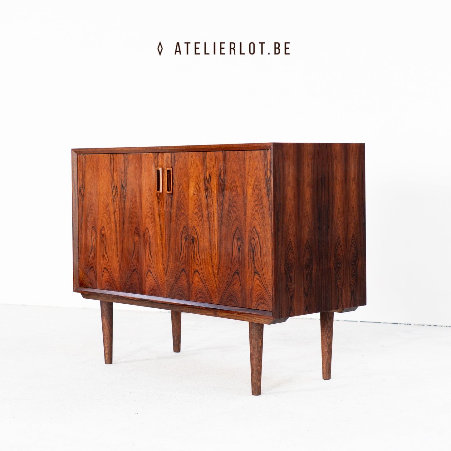 Vintage bijzetkast palissander met 2 deuren Deens design, schuin vooraanzicht met taps toelopende poten