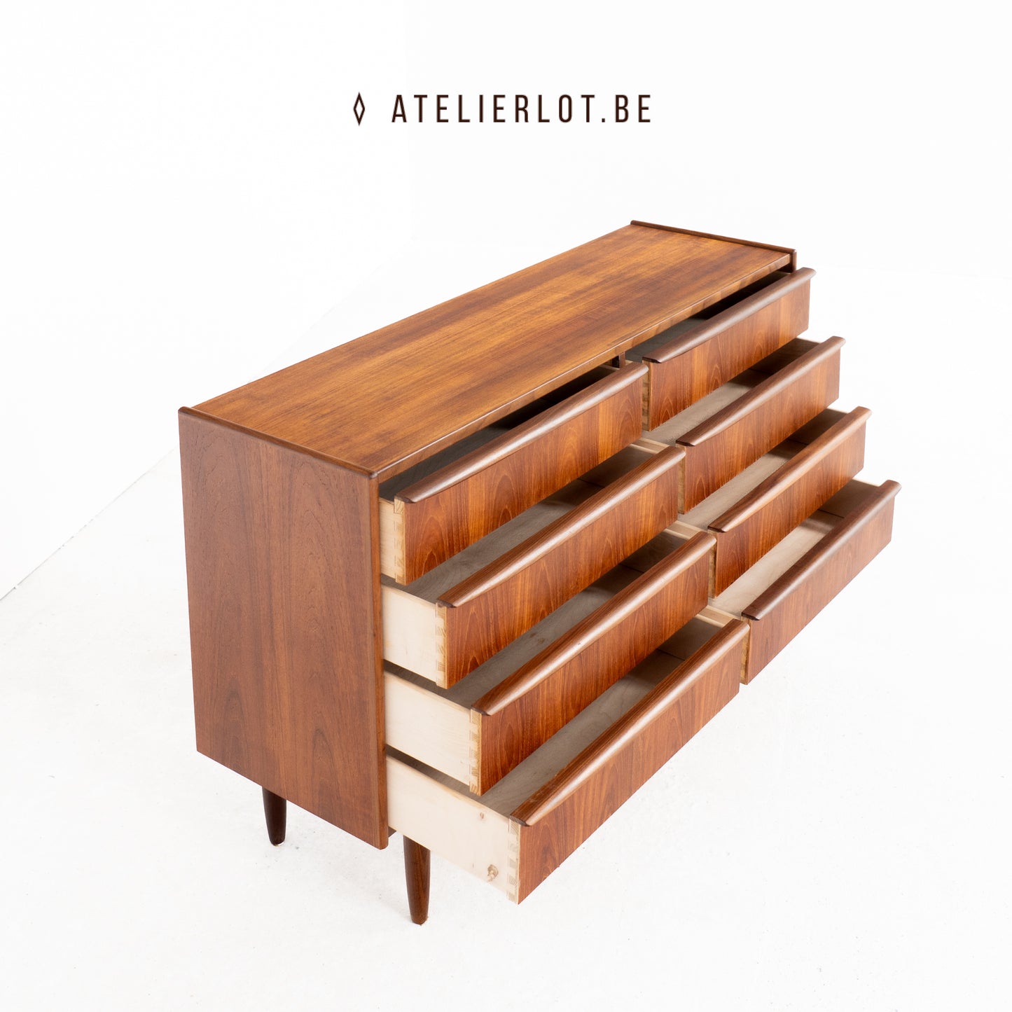 Vintage dubbele ladekast teak met 8 schuiven Deens design, geopende lades met zwaluwstaartverbindingen