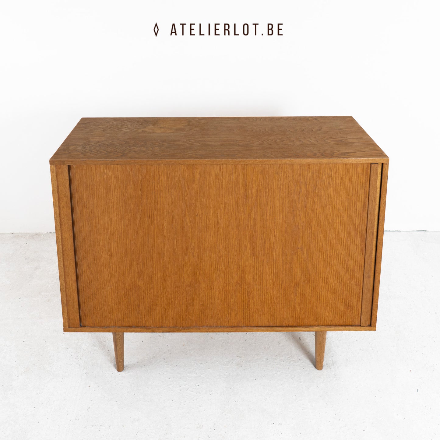 Vintage platenkast met jaloeziedeur