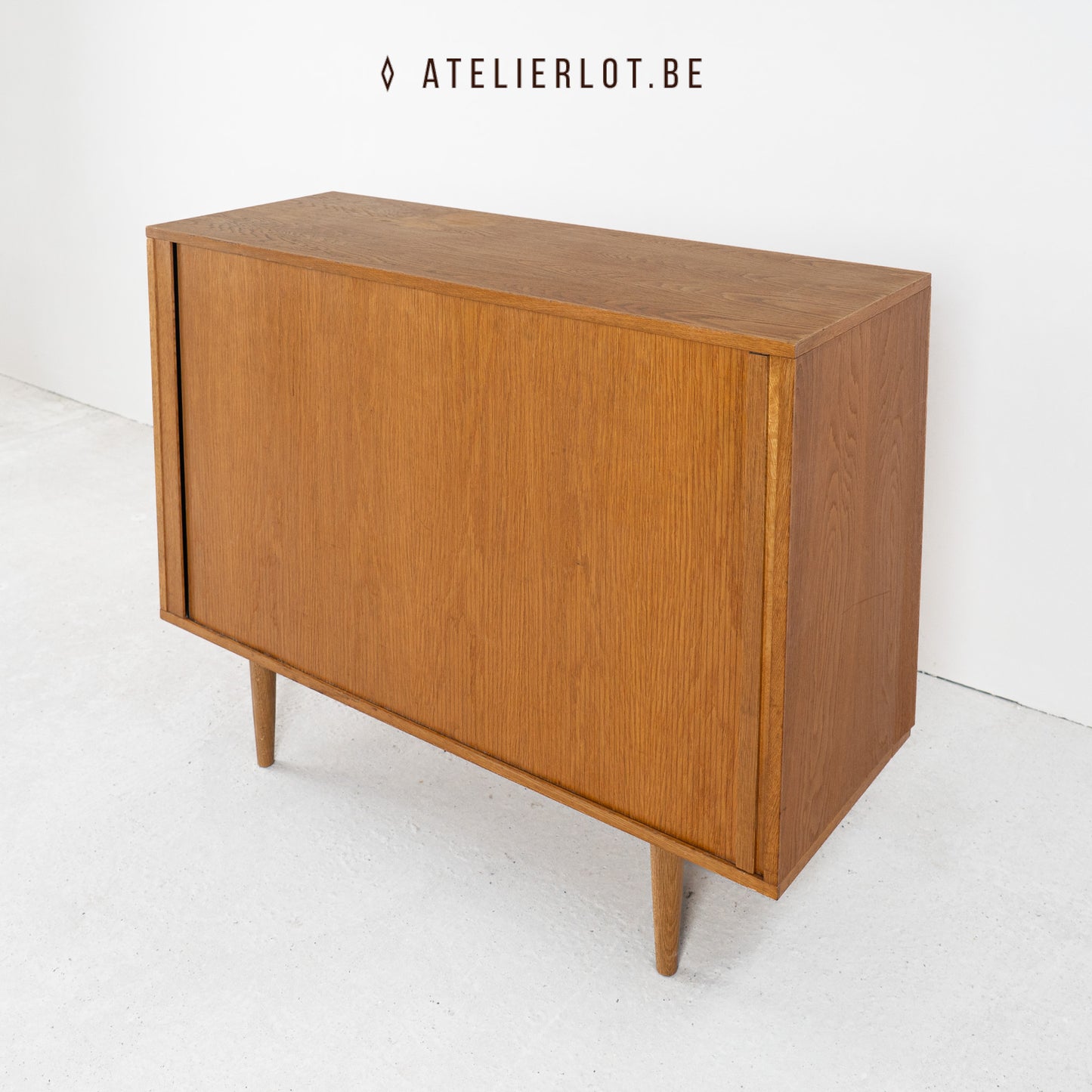 Vintage platenkast met jaloeziedeur