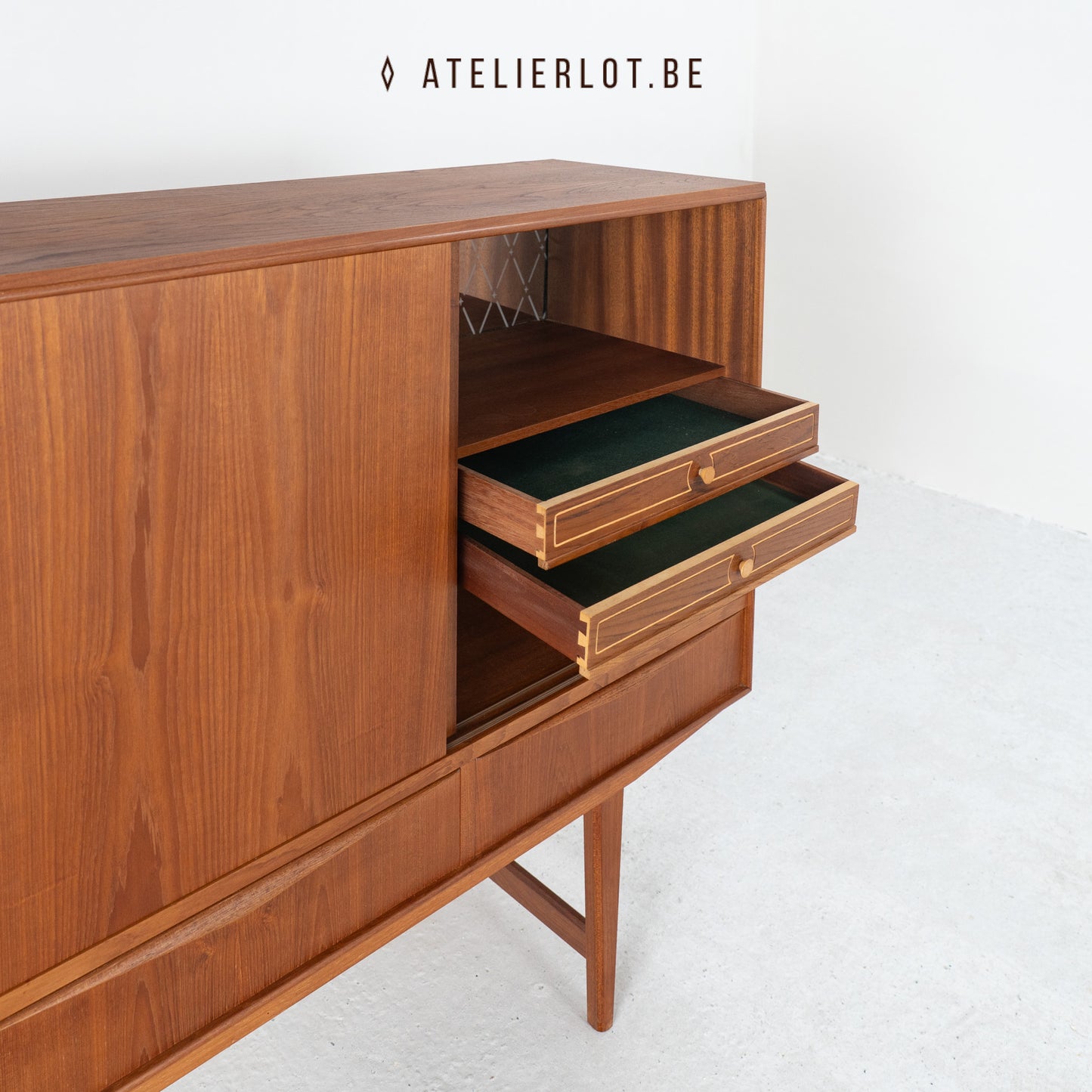 Deens highboard E.W. Bach