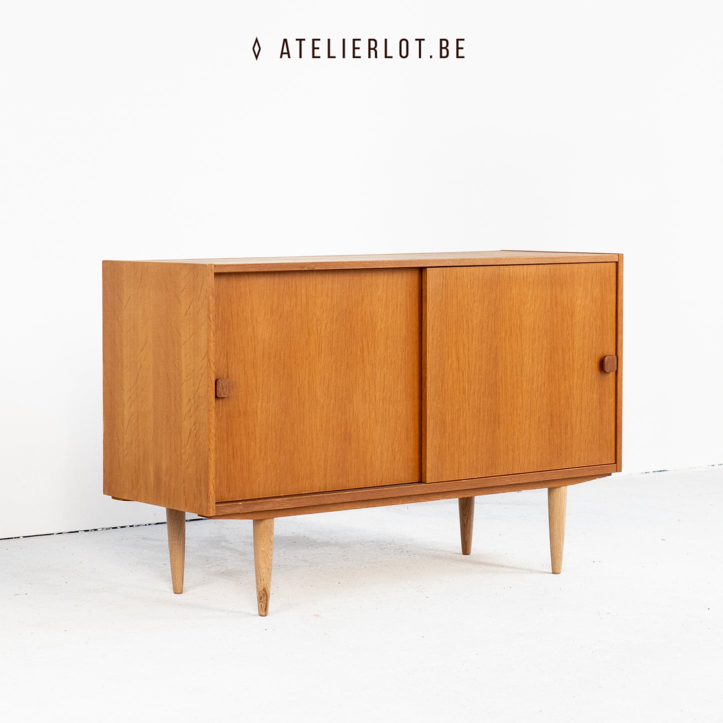 Vintage lowboard / tv-kastje / platenkast in eik - Domino Møbler