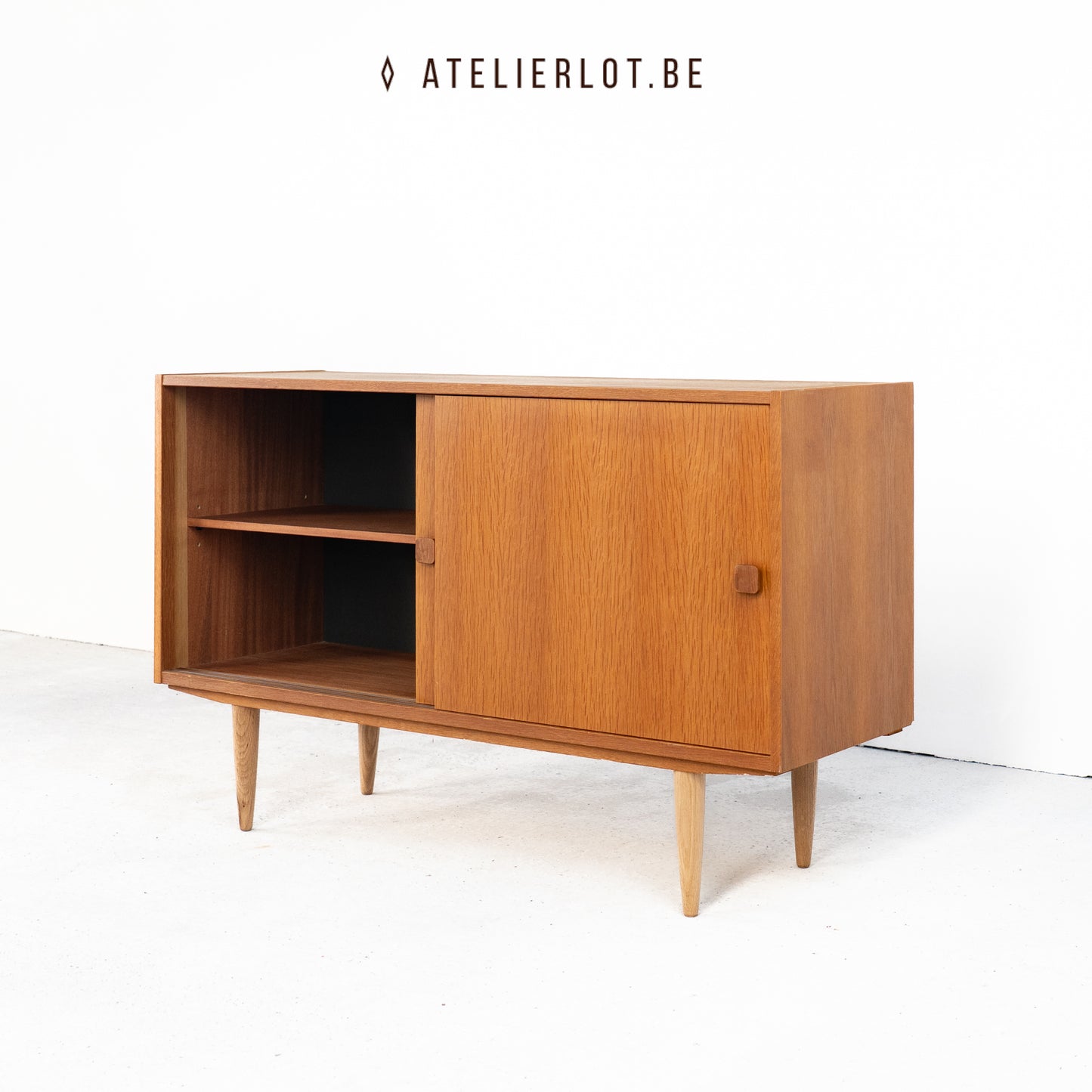 Vintage lowboard / tv-kastje / platenkast in eik - Domino Møbler