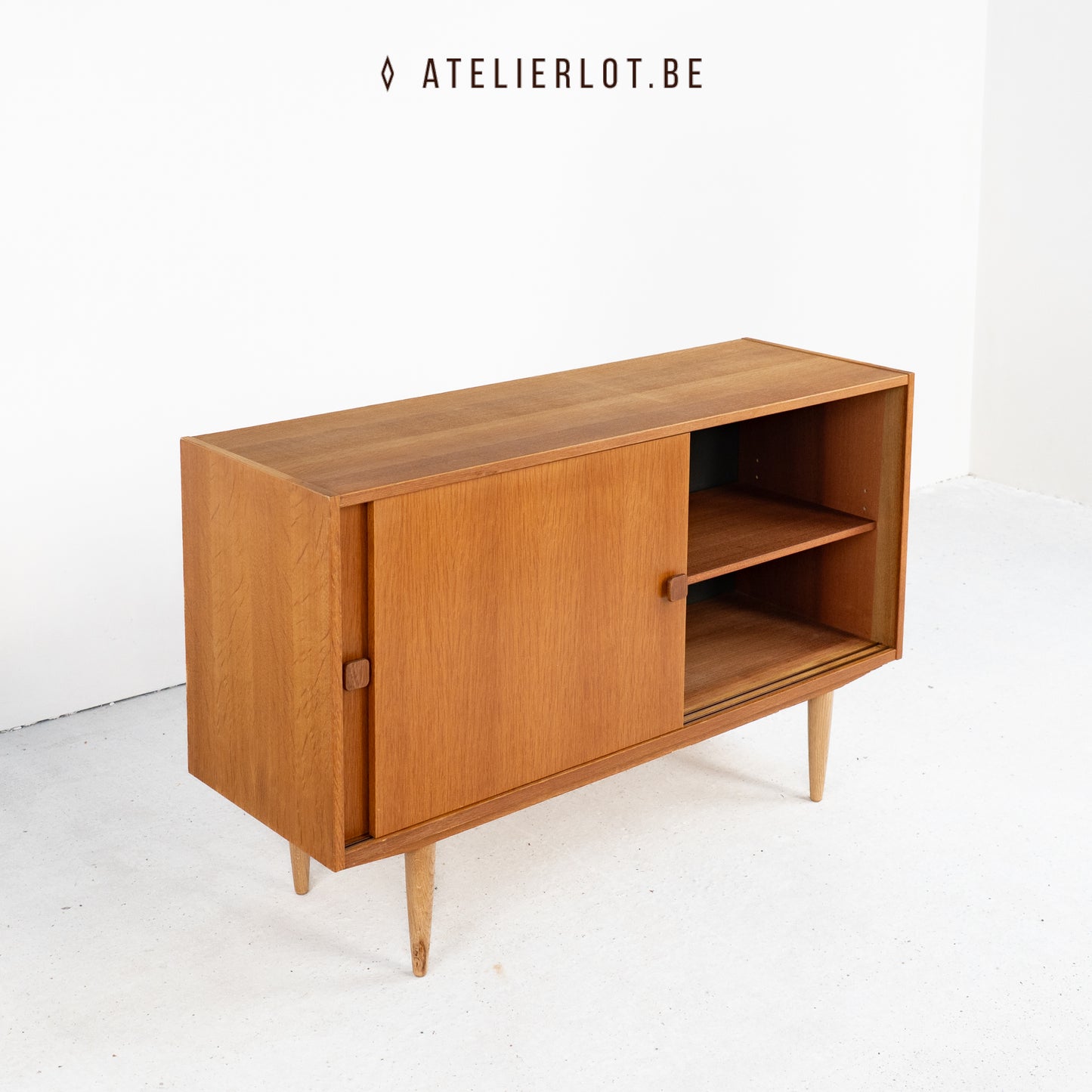 Vintage lowboard / tv-kastje / platenkast in eik - Domino Møbler