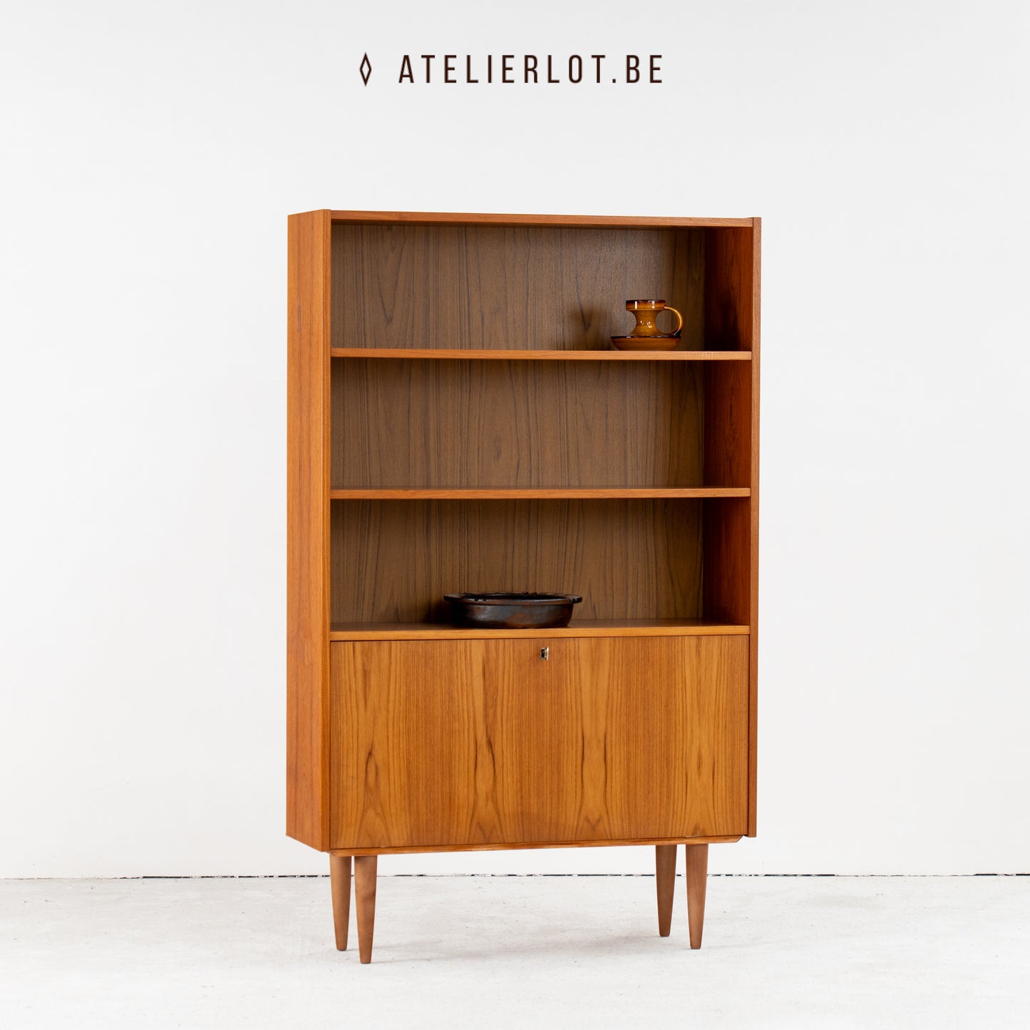 Deense boekenkast met klepdeur