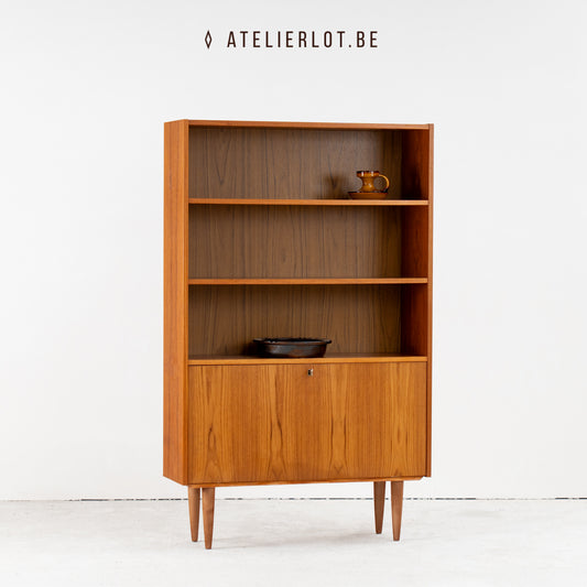 Deense boekenkast met klepdeur
