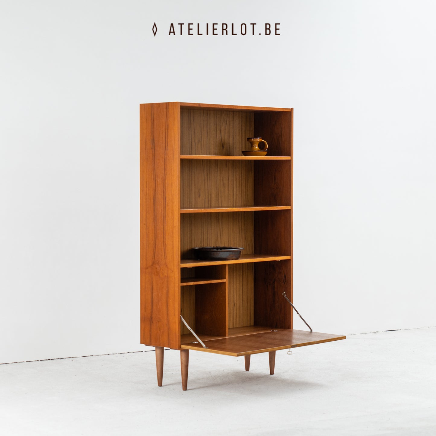 Deense boekenkast met klepdeur