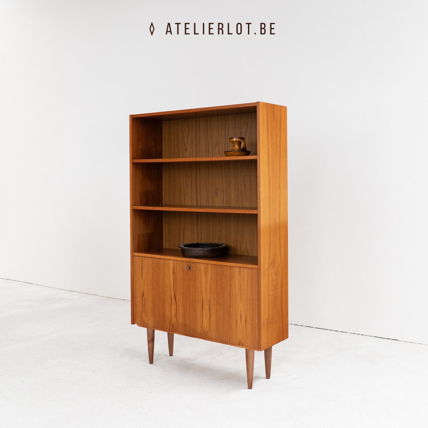 Deense boekenkast met klepdeur