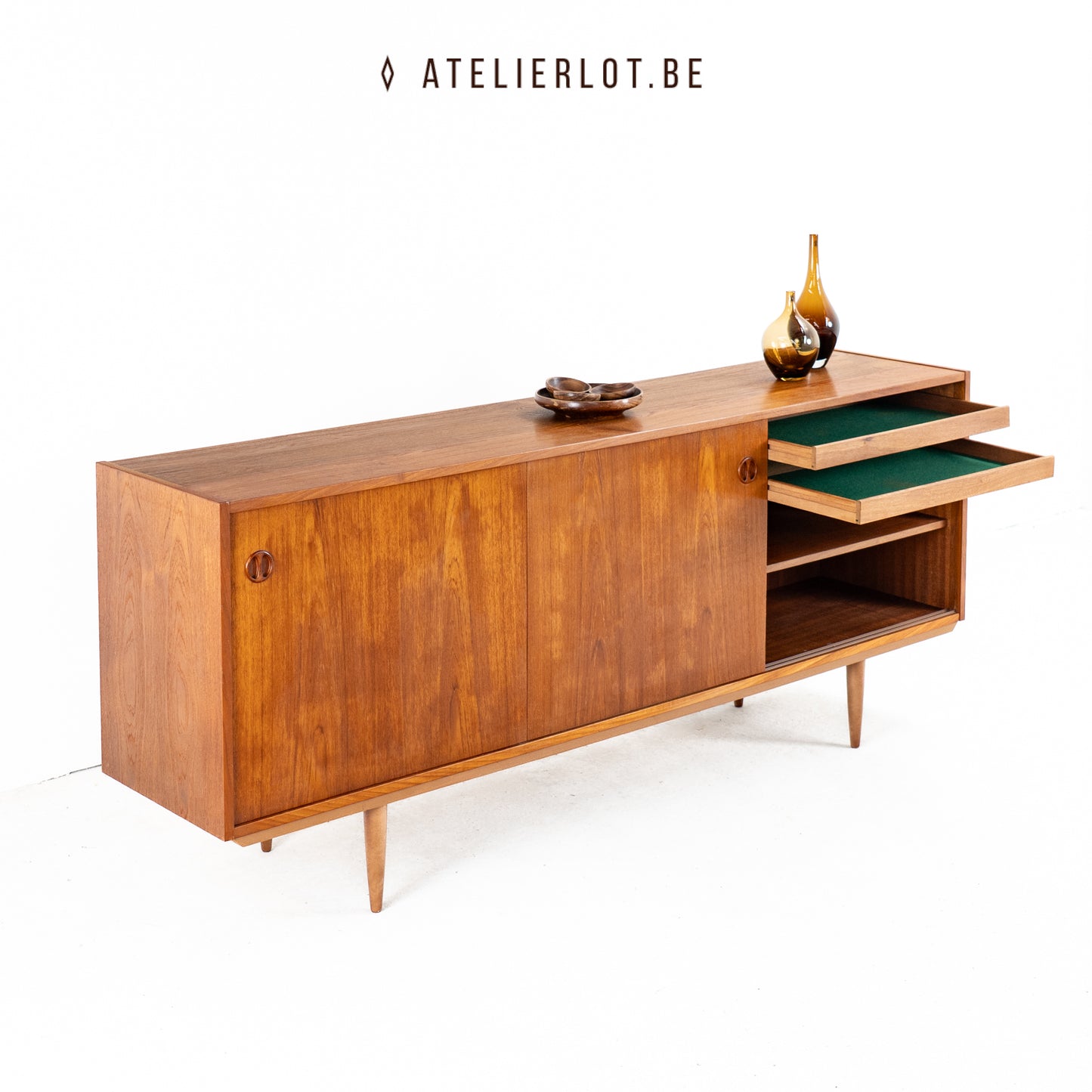 Deens lowboard met 3 schuifdeuren
