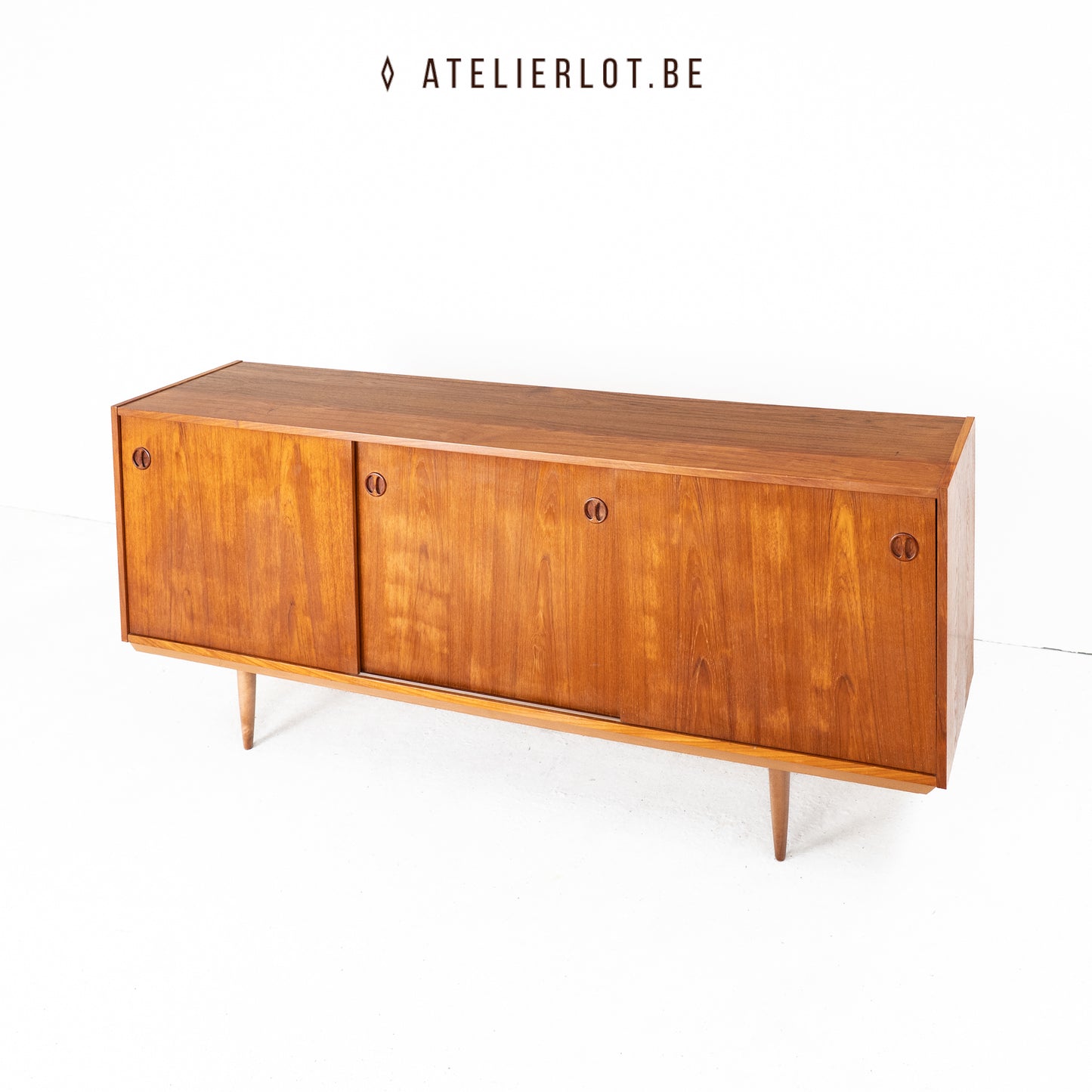 Deens lowboard met 3 schuifdeuren