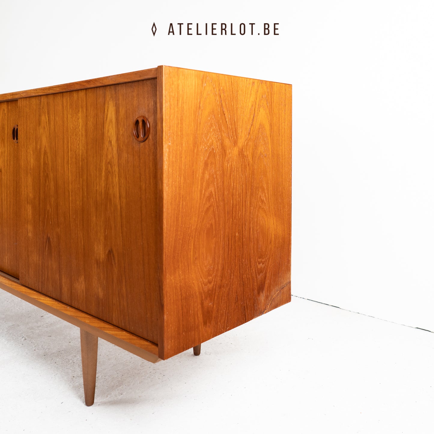 Deens lowboard met 3 schuifdeuren