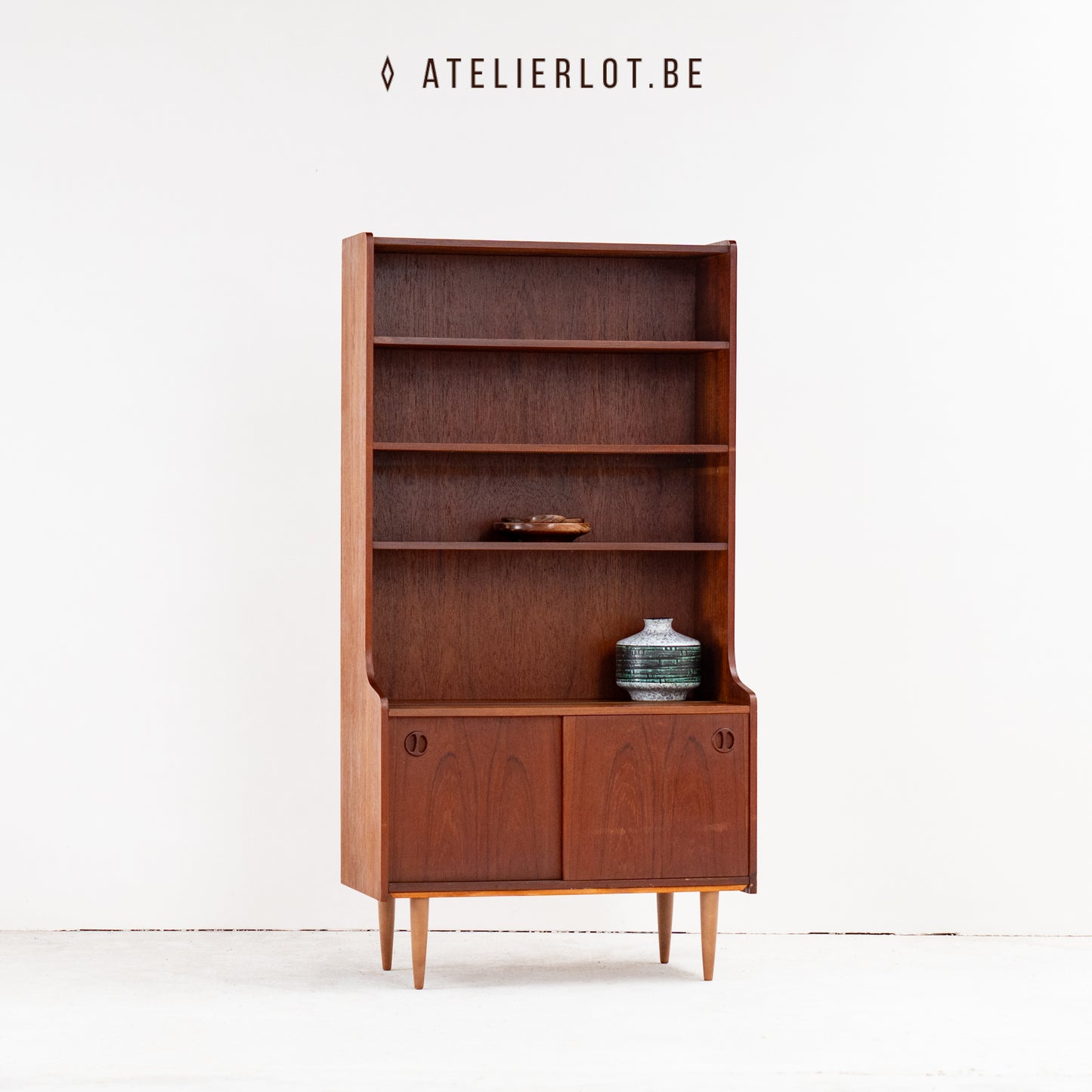 Hoge boekenkast met schuifdeuren
