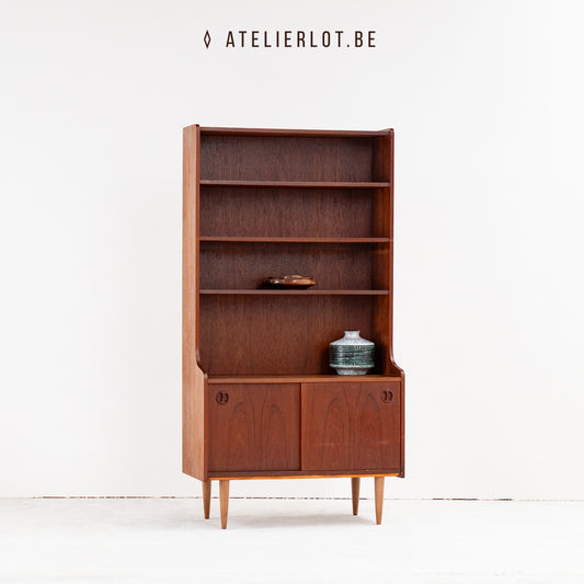 Hoge boekenkast met schuifdeuren