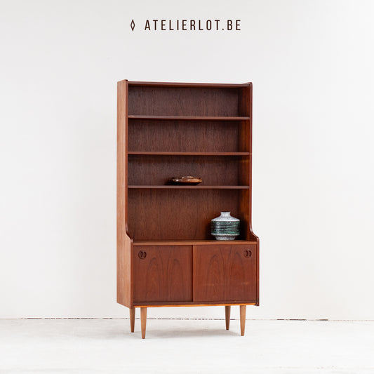 Hoge boekenkast met schuifdeuren