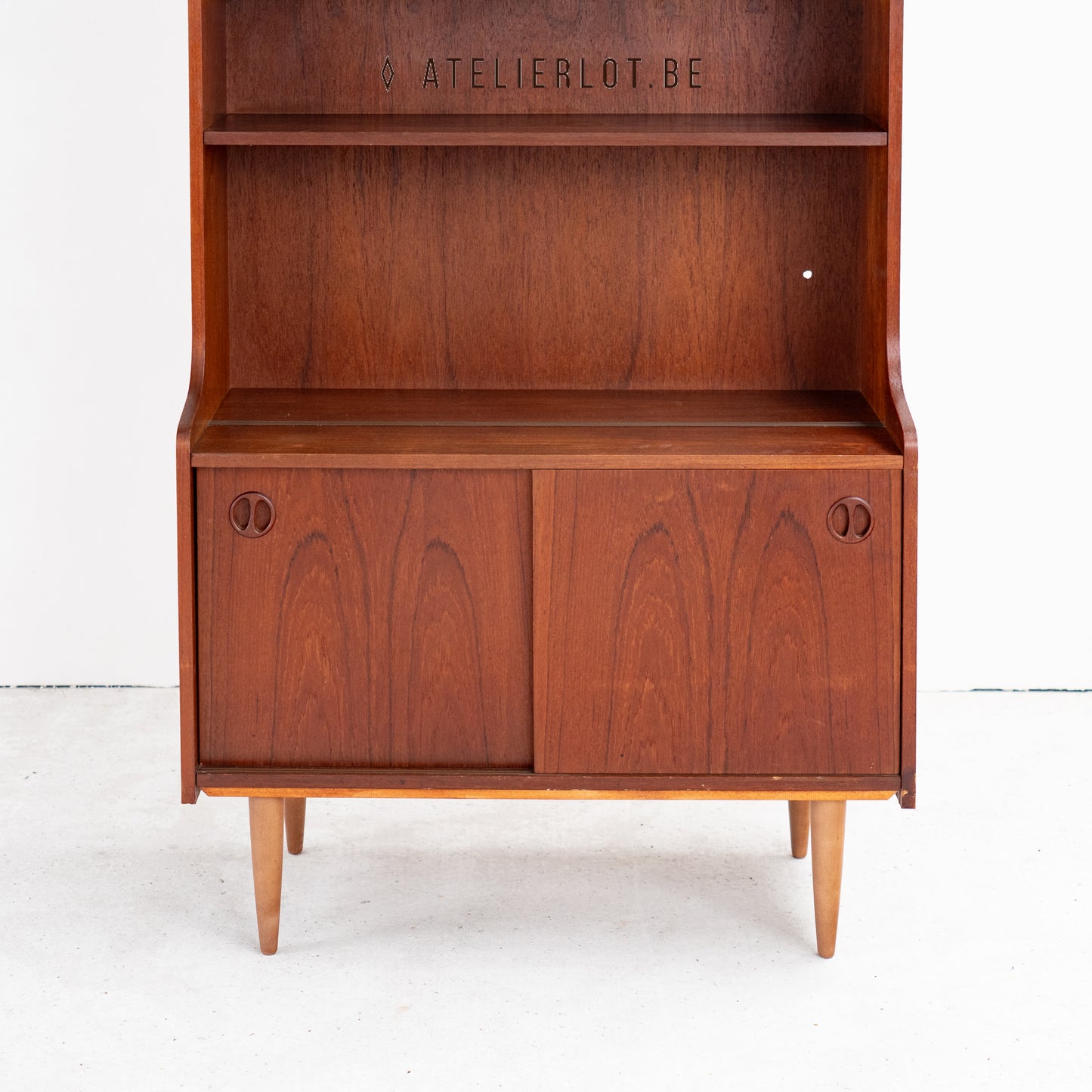 Hoge boekenkast met schuifdeuren