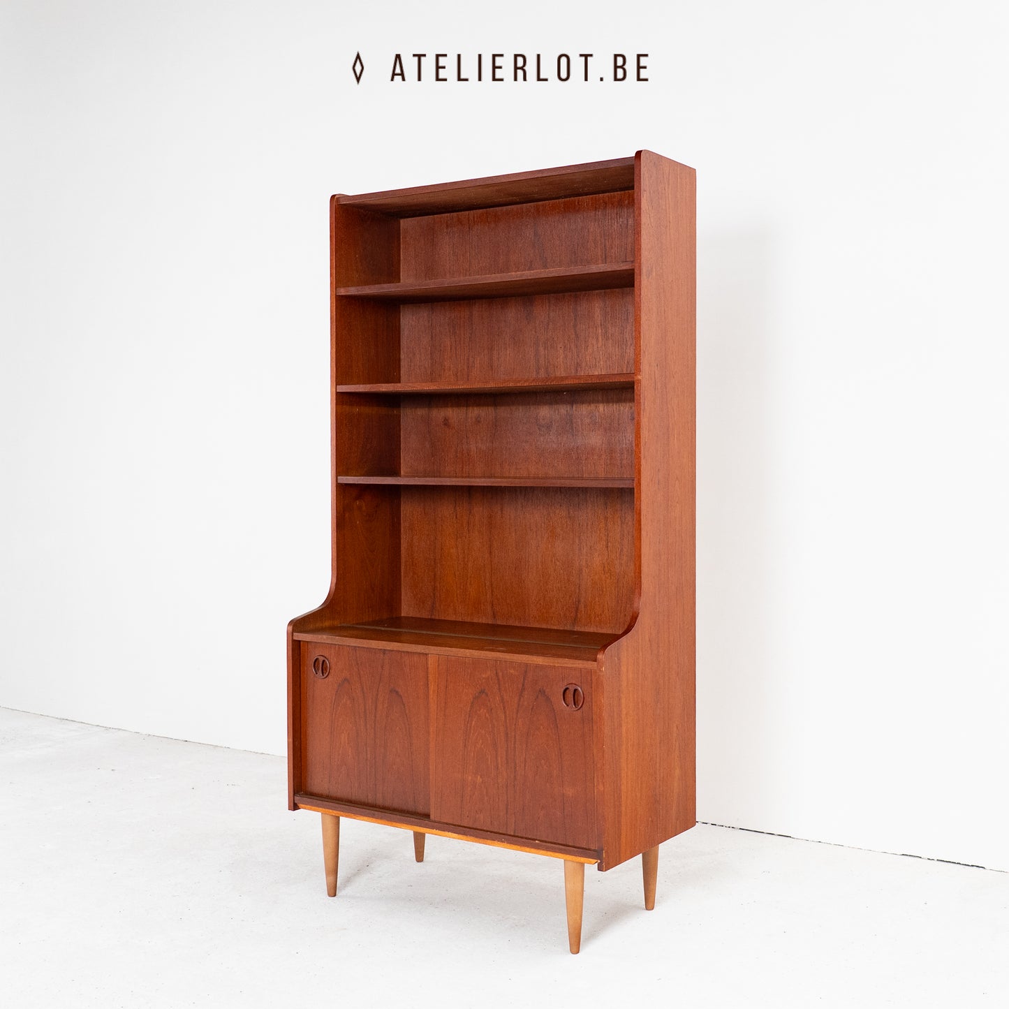 Hoge boekenkast met schuifdeuren