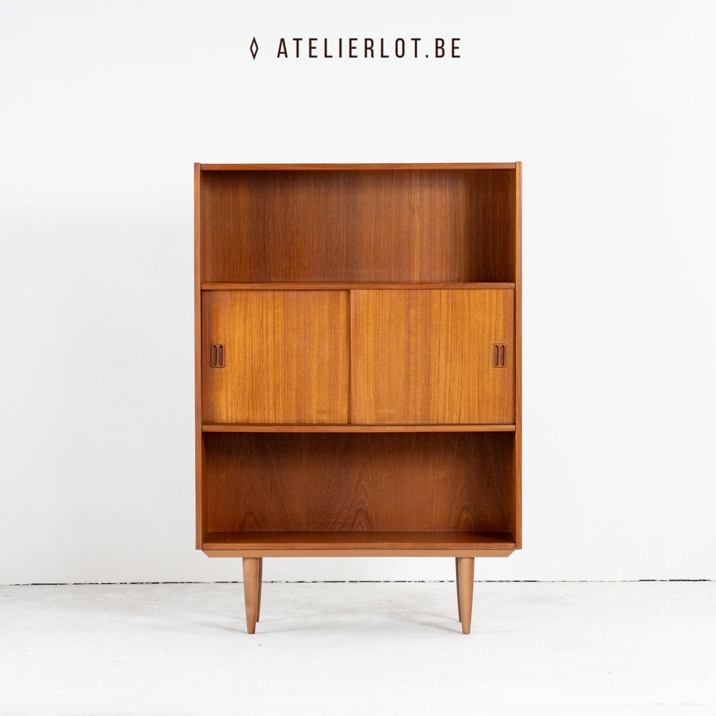 Deense boekenkast met schuifdeuren