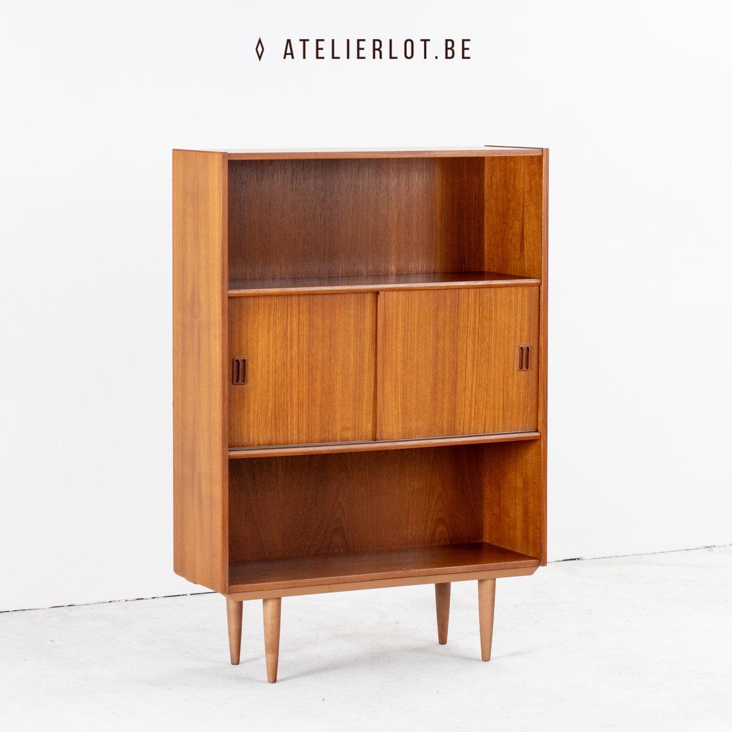 Deense boekenkast met schuifdeuren