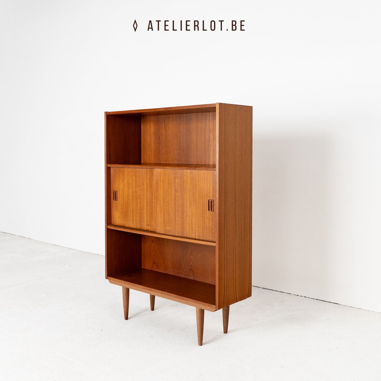 Deense boekenkast met schuifdeuren