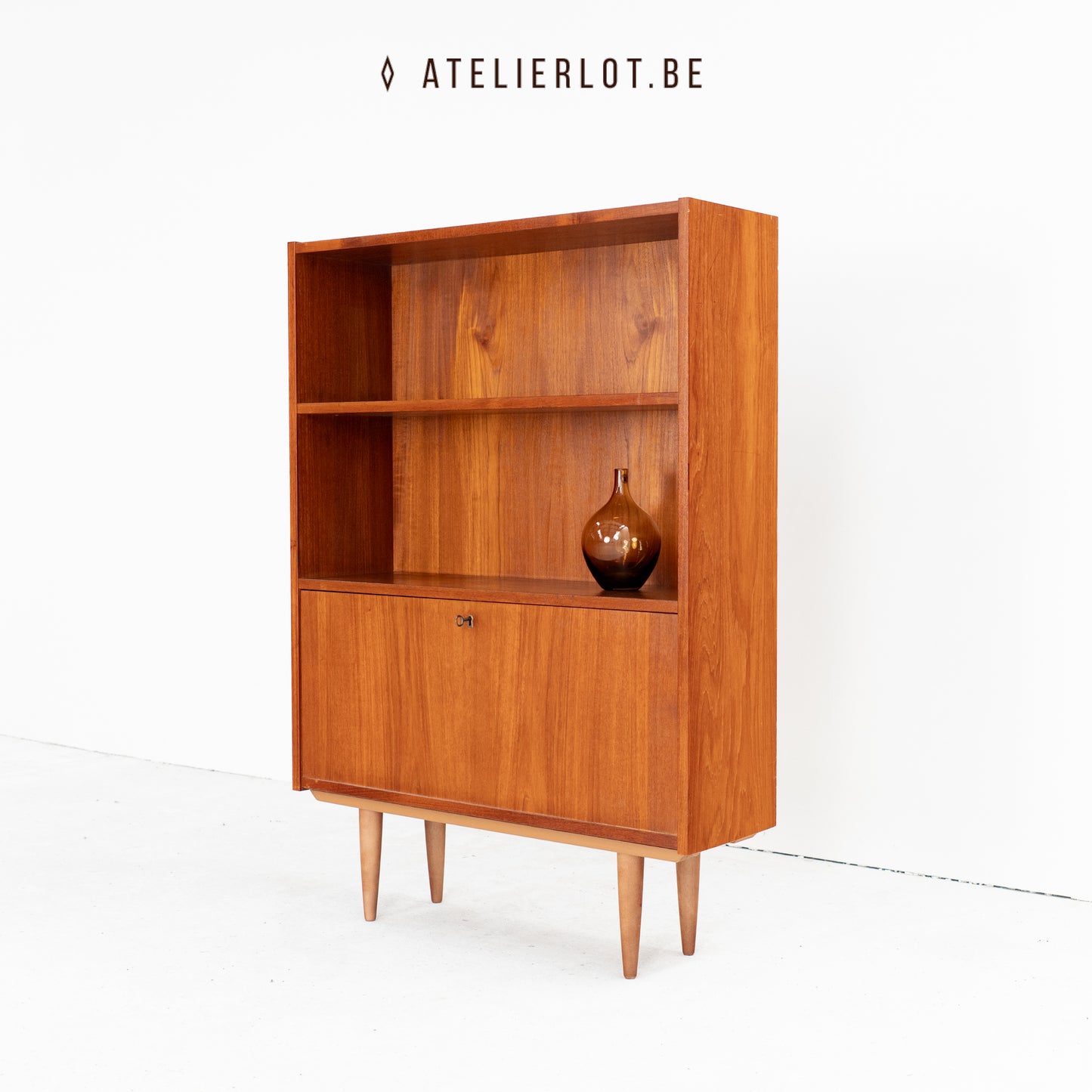 Deense boekenkast met klepdeur 2