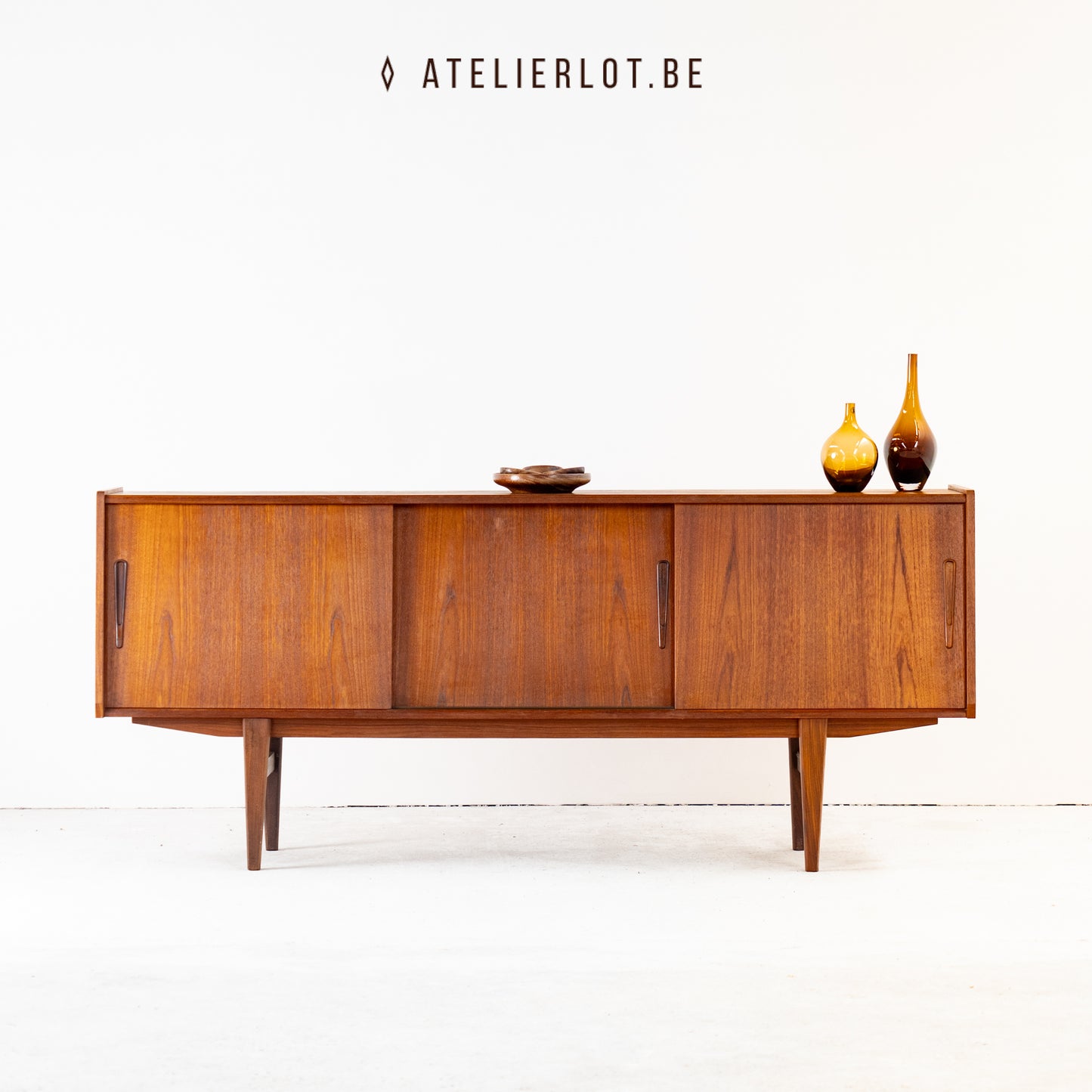 Lowboard teak met schuine voorzijde