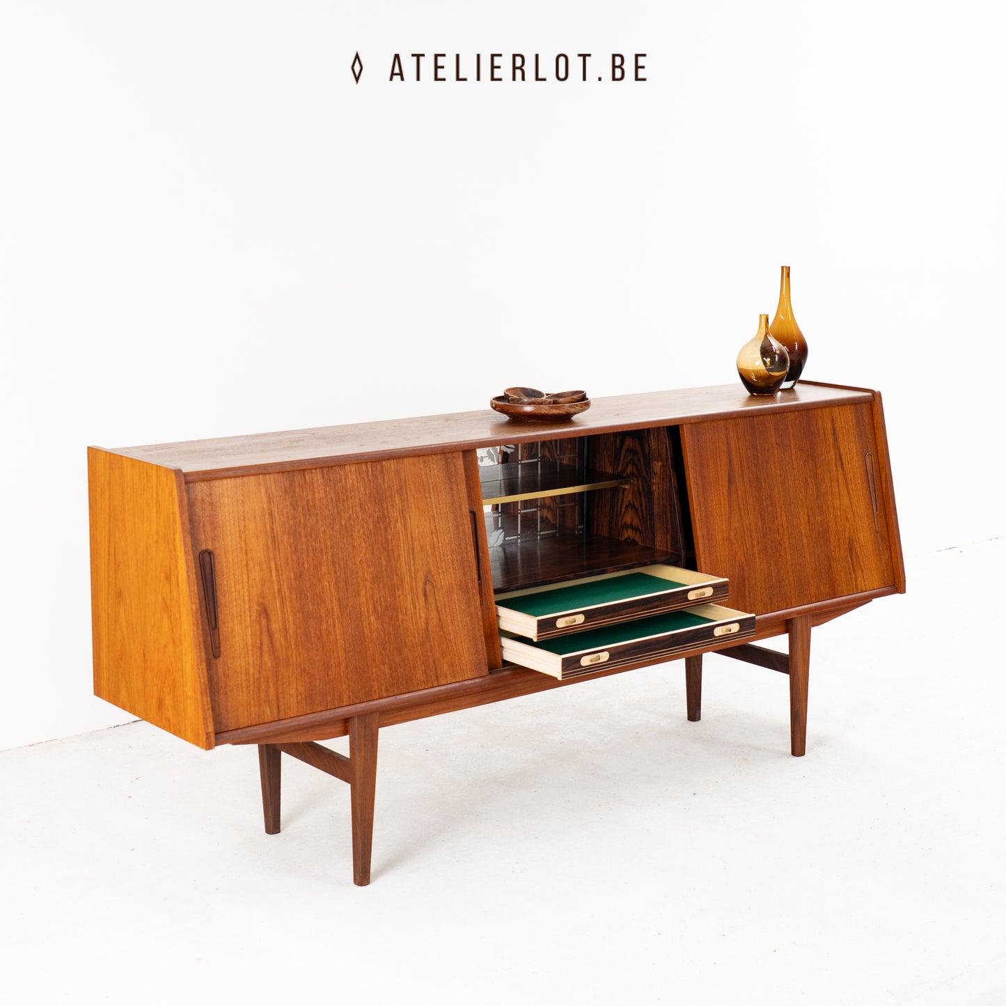 Lowboard teak met schuine voorzijde