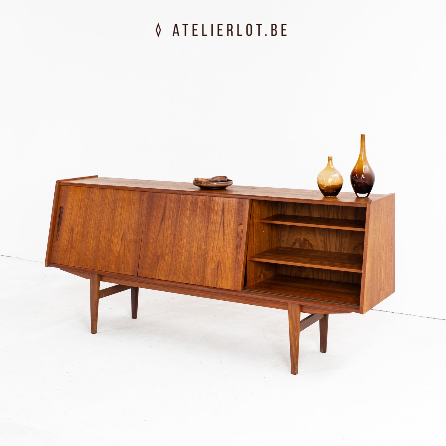 Lowboard teak met schuine voorzijde