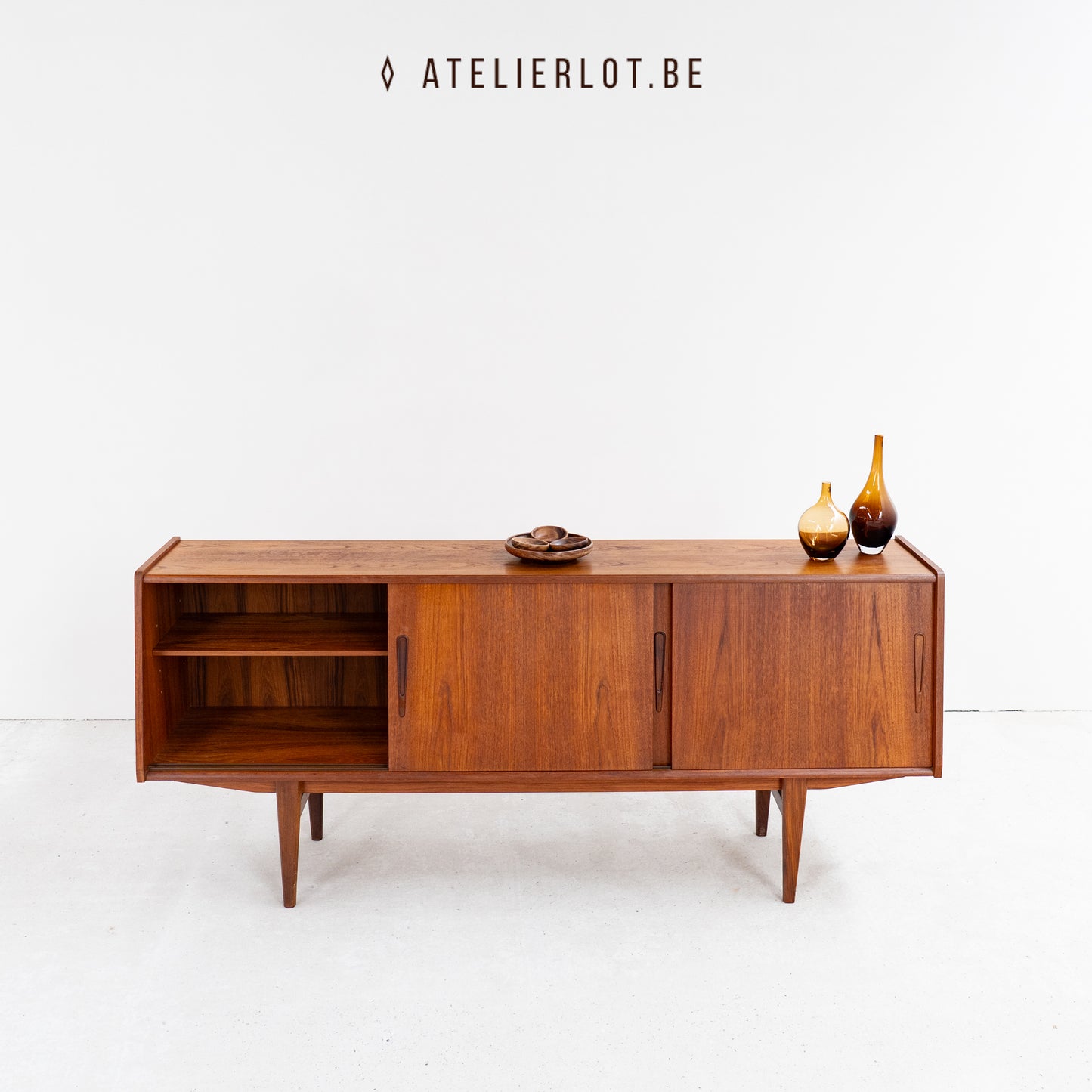 Lowboard teak met schuine voorzijde