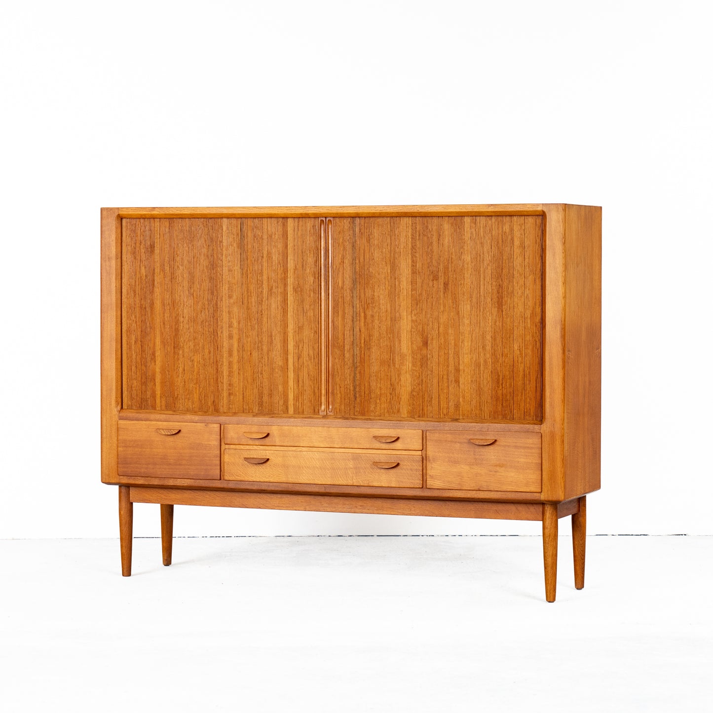 Deens Design Highboard met jaloeziedeuren – Chr. L. Larsen & Søn