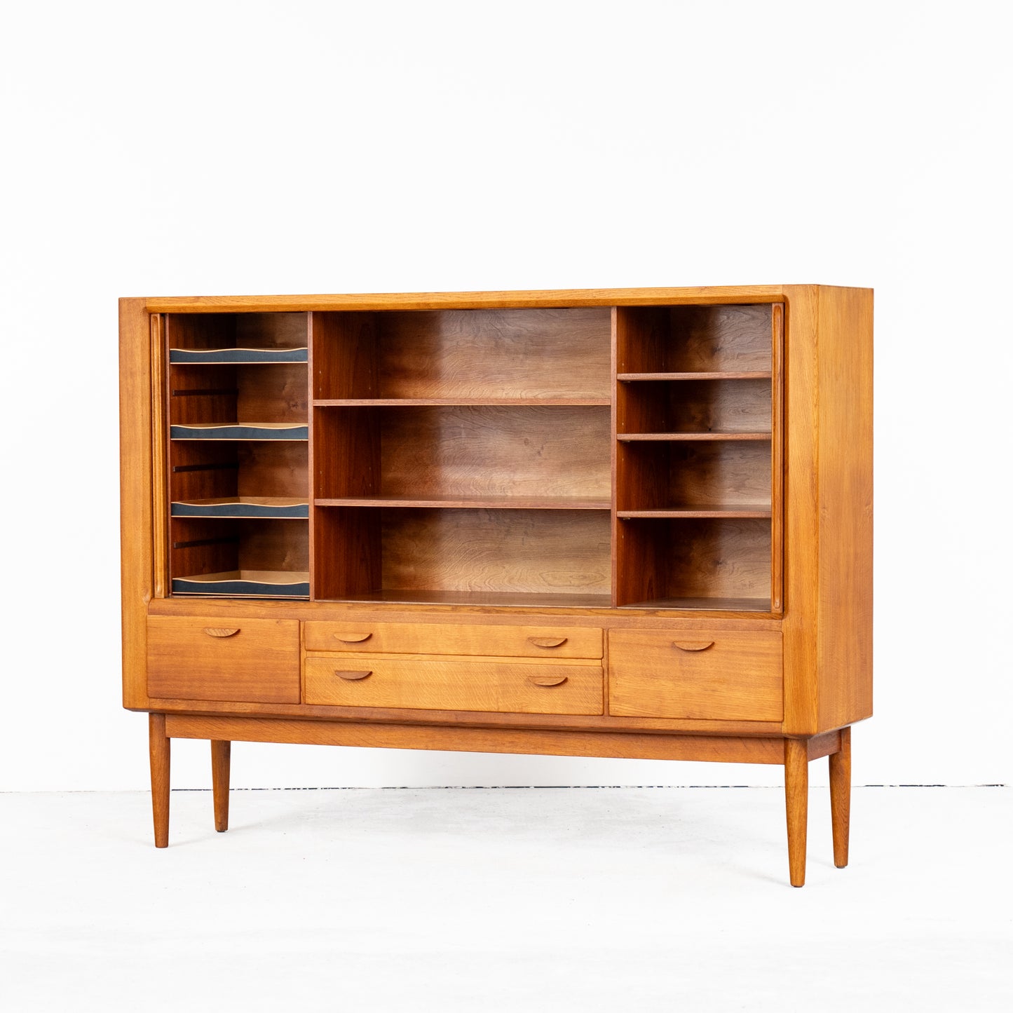 Deens Design Highboard met jaloeziedeuren – Chr. L. Larsen & Søn