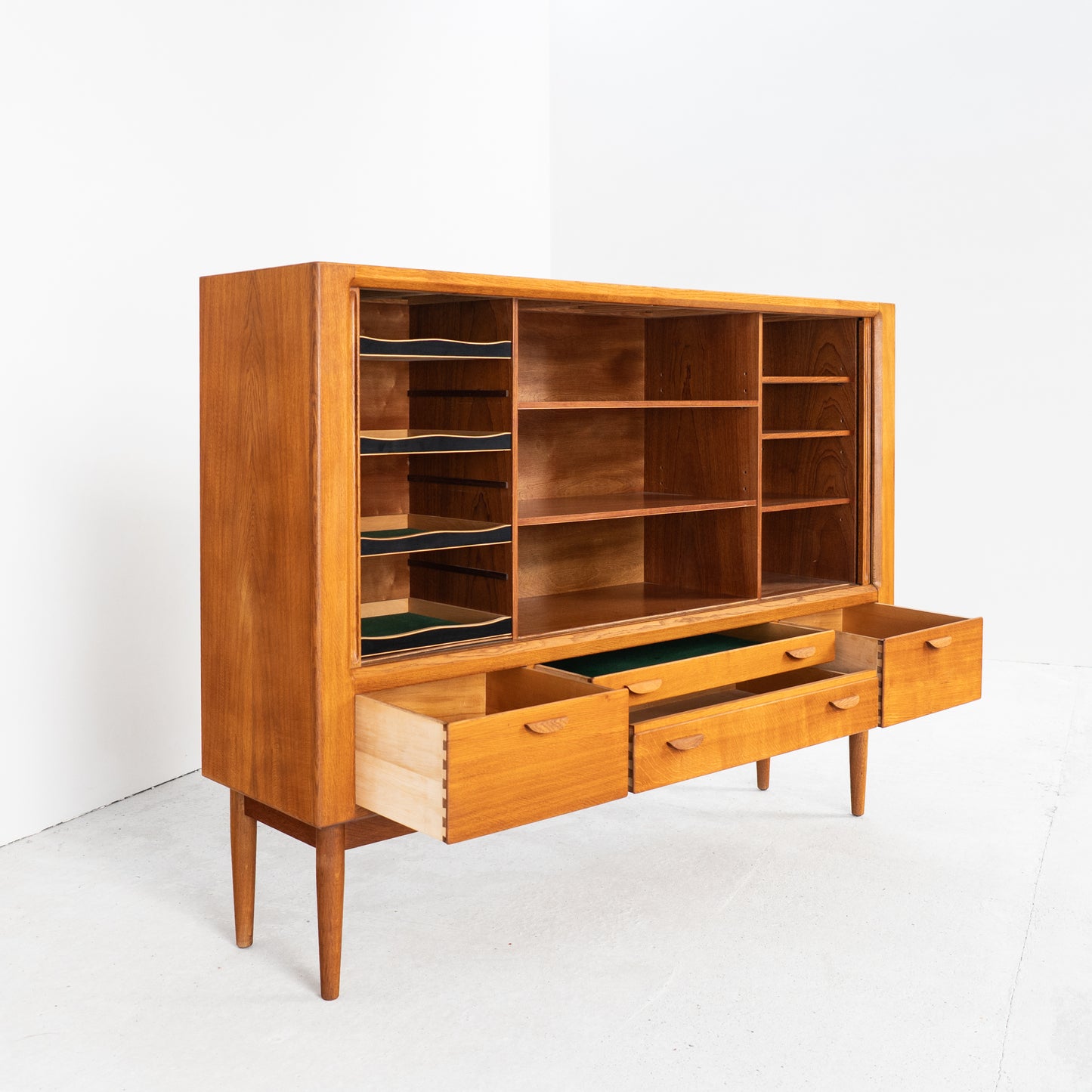 Deens Design Highboard met jaloeziedeuren – Chr. L. Larsen & Søn