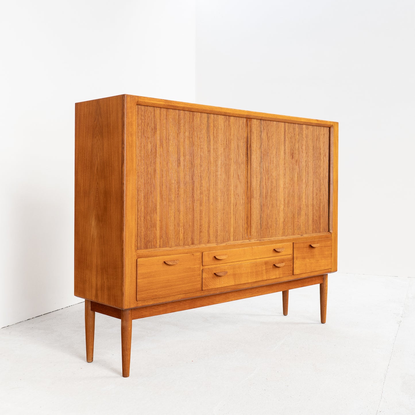 Deens Design Highboard met jaloeziedeuren – Chr. L. Larsen & Søn