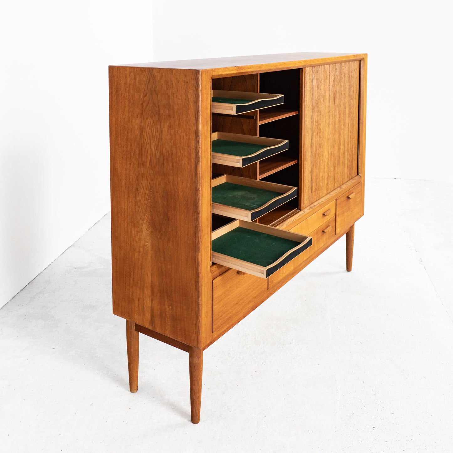 Deens Design Highboard met jaloeziedeuren – Chr. L. Larsen & Søn