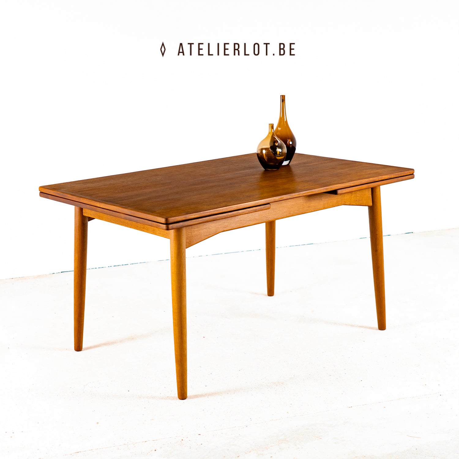 Vintage eettafel model 50 teak Omann Jun Møbelfabrik – schuin vooraanzicht