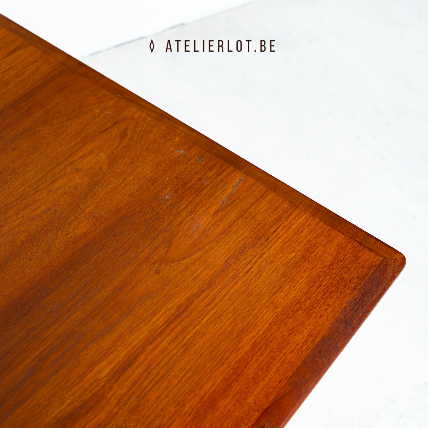 Vintage eettafel model 50 teak Omann Jun Møbelfabrik – detail vlekjes en krasjes op tafelblad
