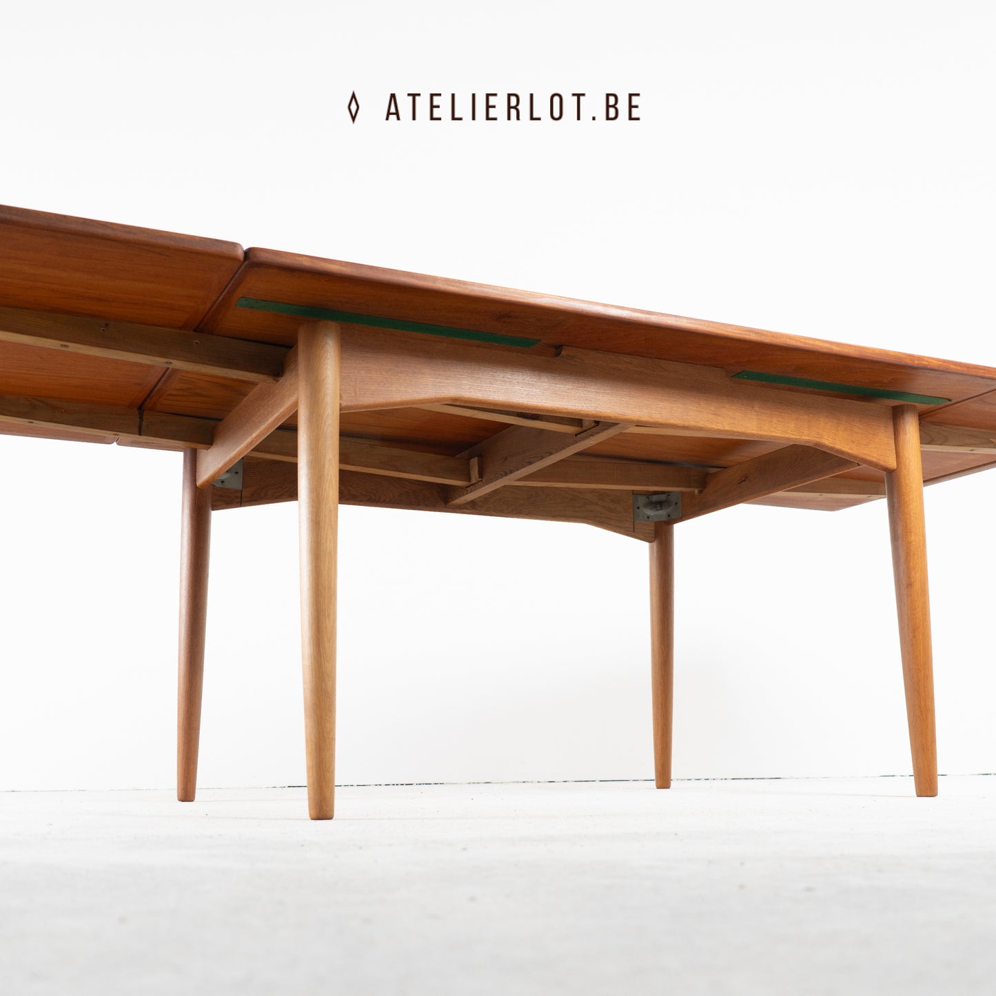 Vintage eettafel model 50 teak Omann Jun Møbelfabrik – onderstel in eik met uittrekmechanisme