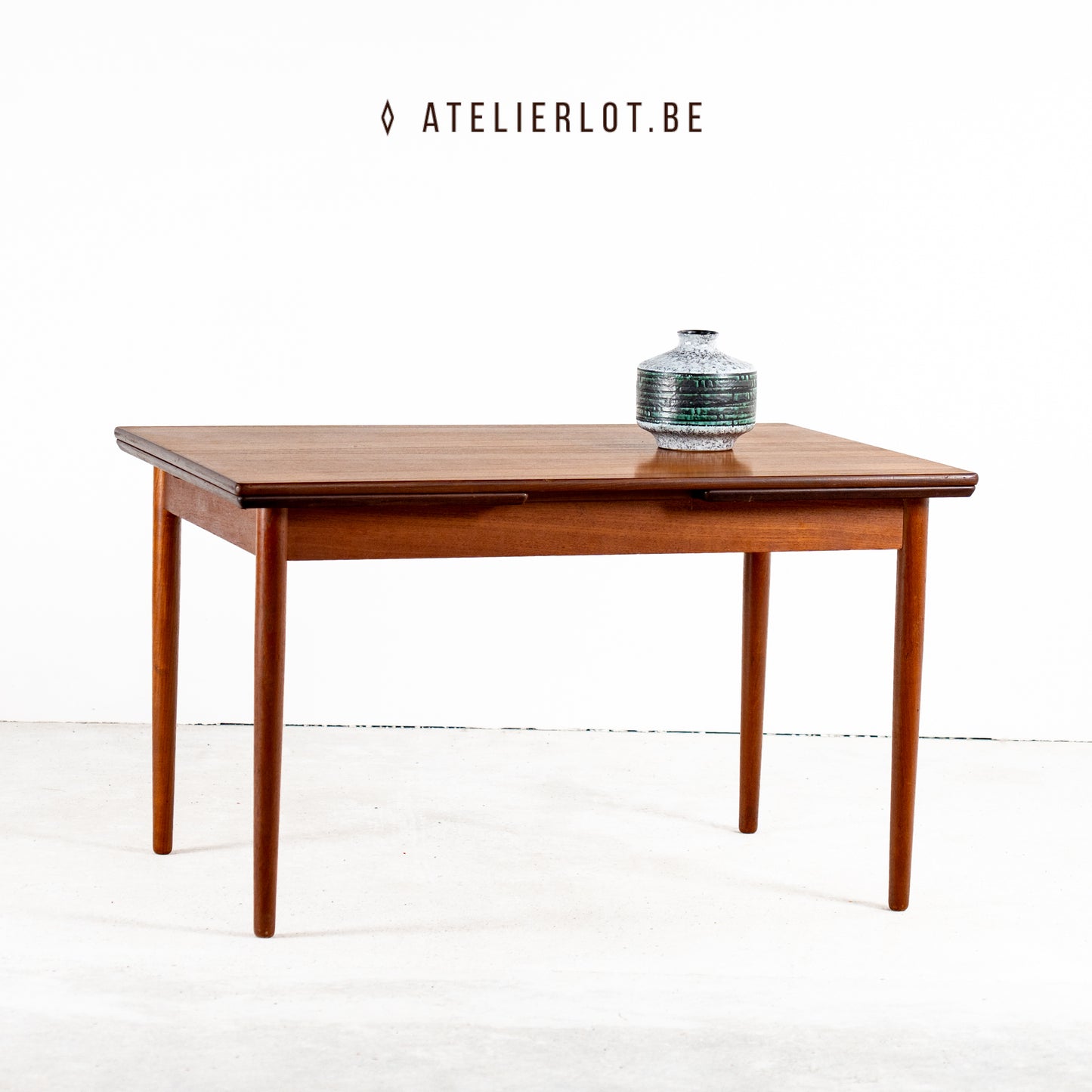 Vintage eettafel teak met uittrekbare bladen Deens design – vooraanzicht ingeschoven