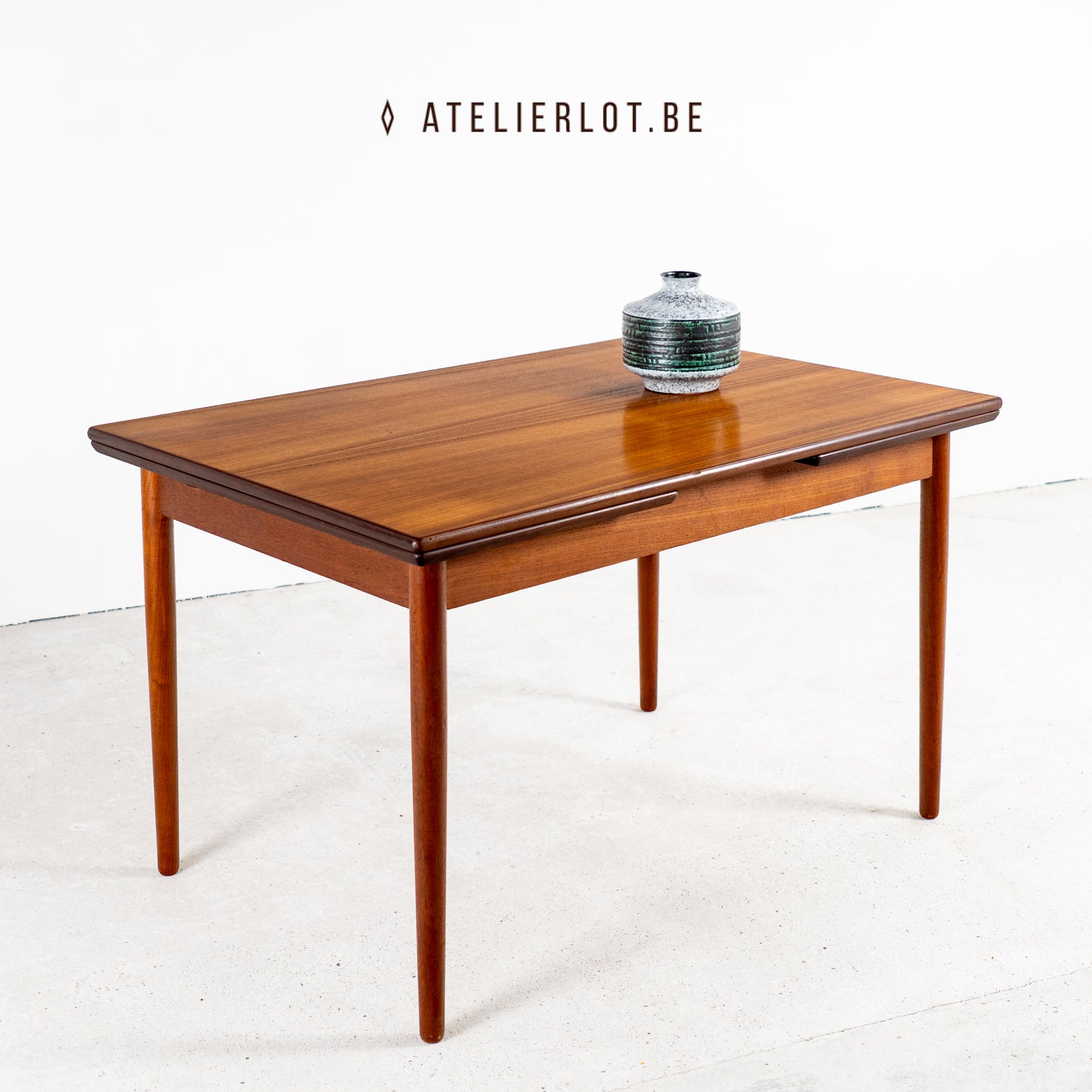 Vintage eettafel teak met uittrekbare bladen Deens design – schuin zijaanzicht ingeschoven