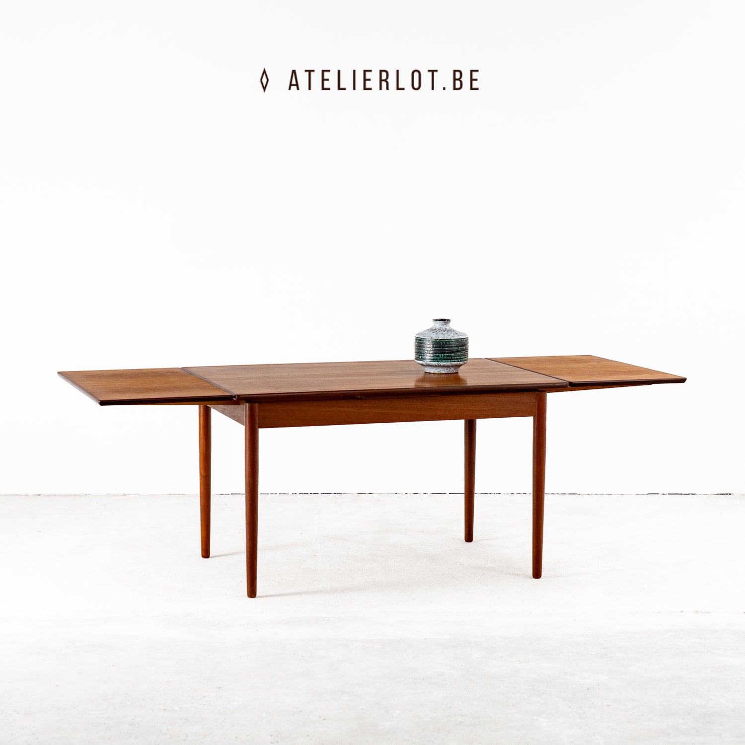 Vintage eettafel teak met uittrekbare bladen Deens design – vooraanzicht met uitgetrokken verlengbladen