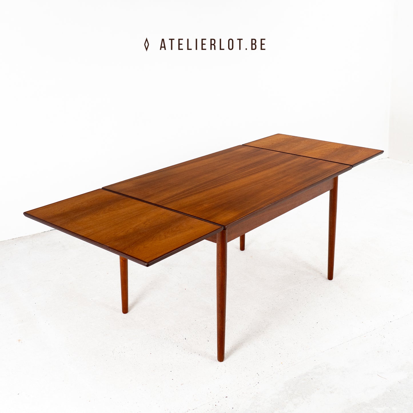 Vintage eettafel teak met uittrekbare bladen Deens design – uitgeschoven tafel van bovenaf