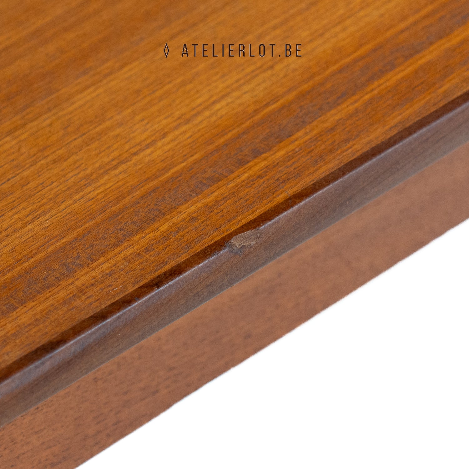 Vintage eettafel teak met uittrekbare bladen Deens design – detail schilfer aan rand van tafelblad