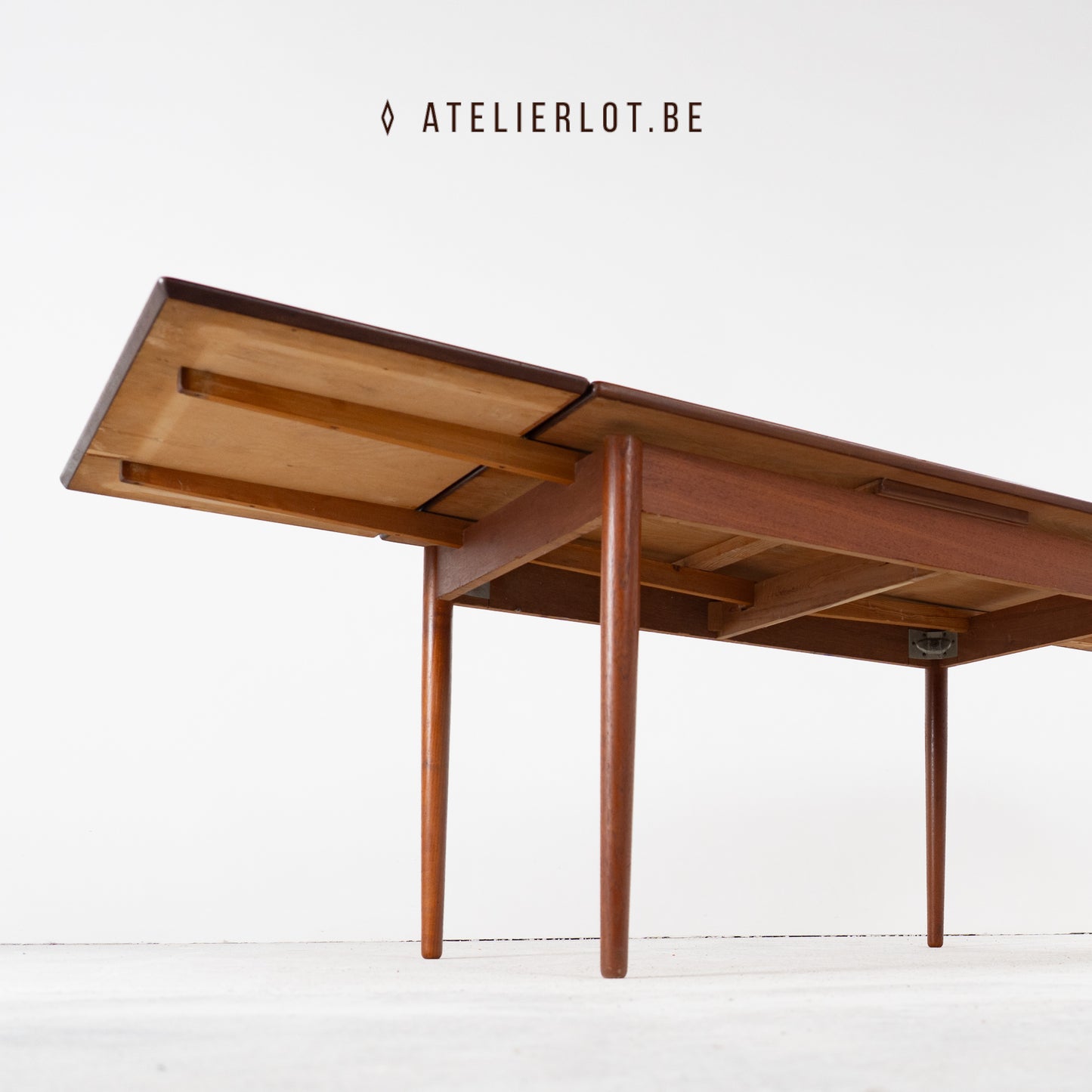 Vintage eettafel teak met uittrekbare bladen Deens design – onderaanzicht met uittrekmechanisme