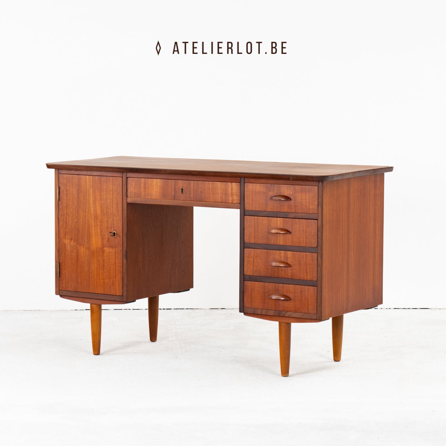 Vintage bureau teak met kastje en 5 schuiven Deens design – vooraanzicht